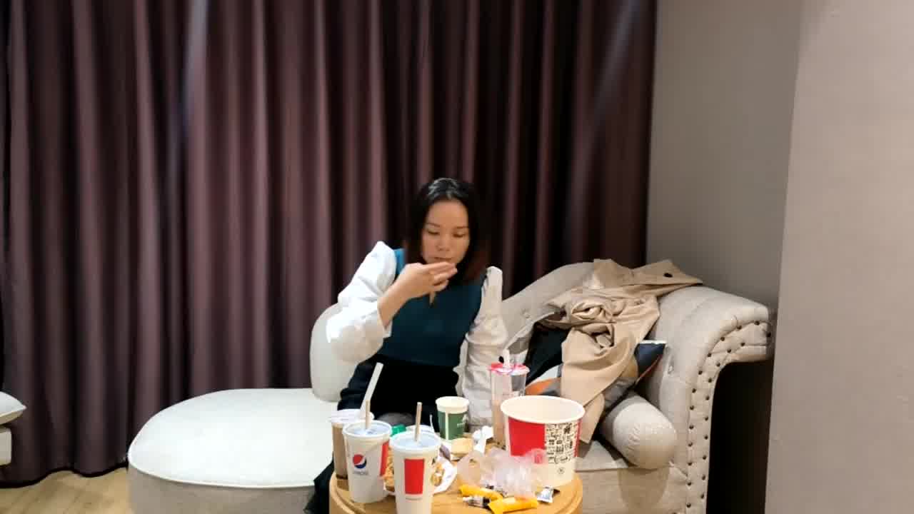  【泡良佳作】良家少妇，美腿高跟鞋太诱惑了，暴力无套打桩，被操喷了，连冲两炮，被操嗷嗷乱叫。 的剧照6