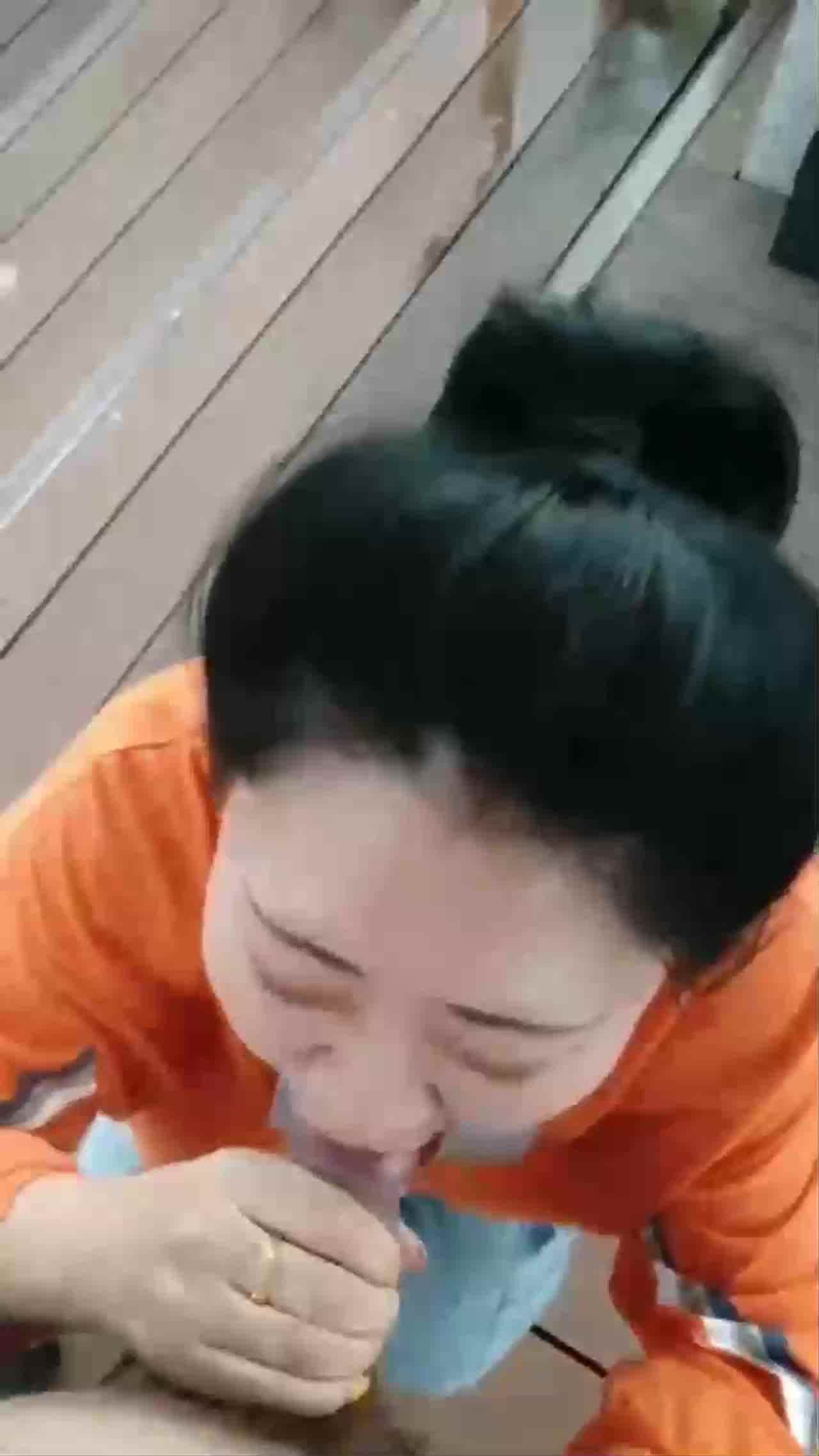  新交的珠宝店柜台大奶女友，户外河边尽情口交，给我口口，_还没口就硬了_，舒服哇舒服！ 的剧照3