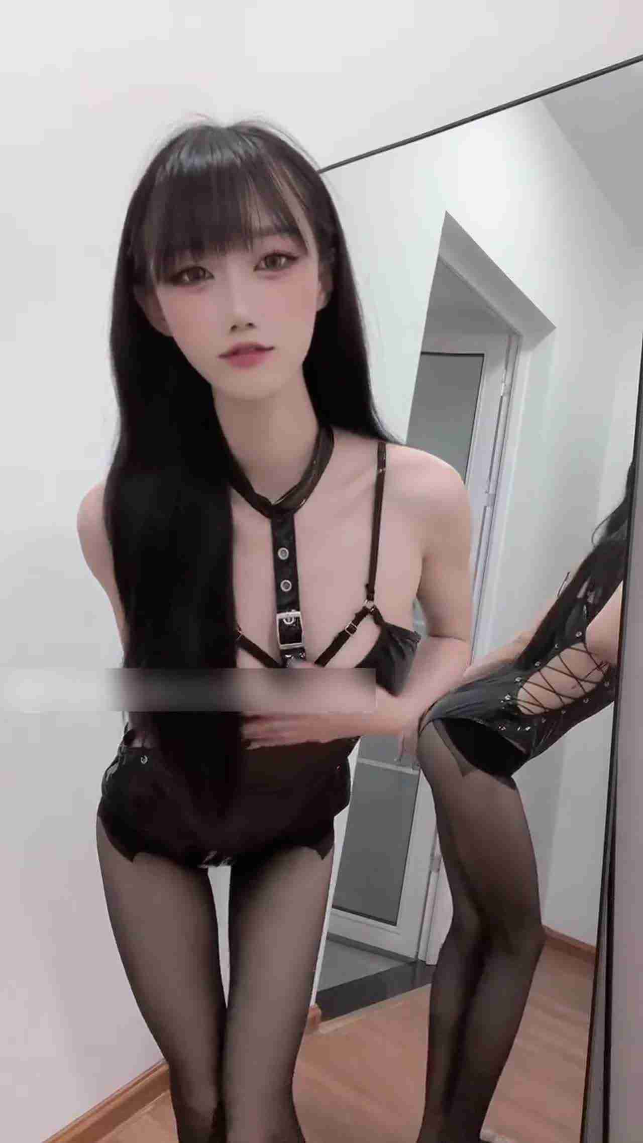  对镜秀身材 的剧照7