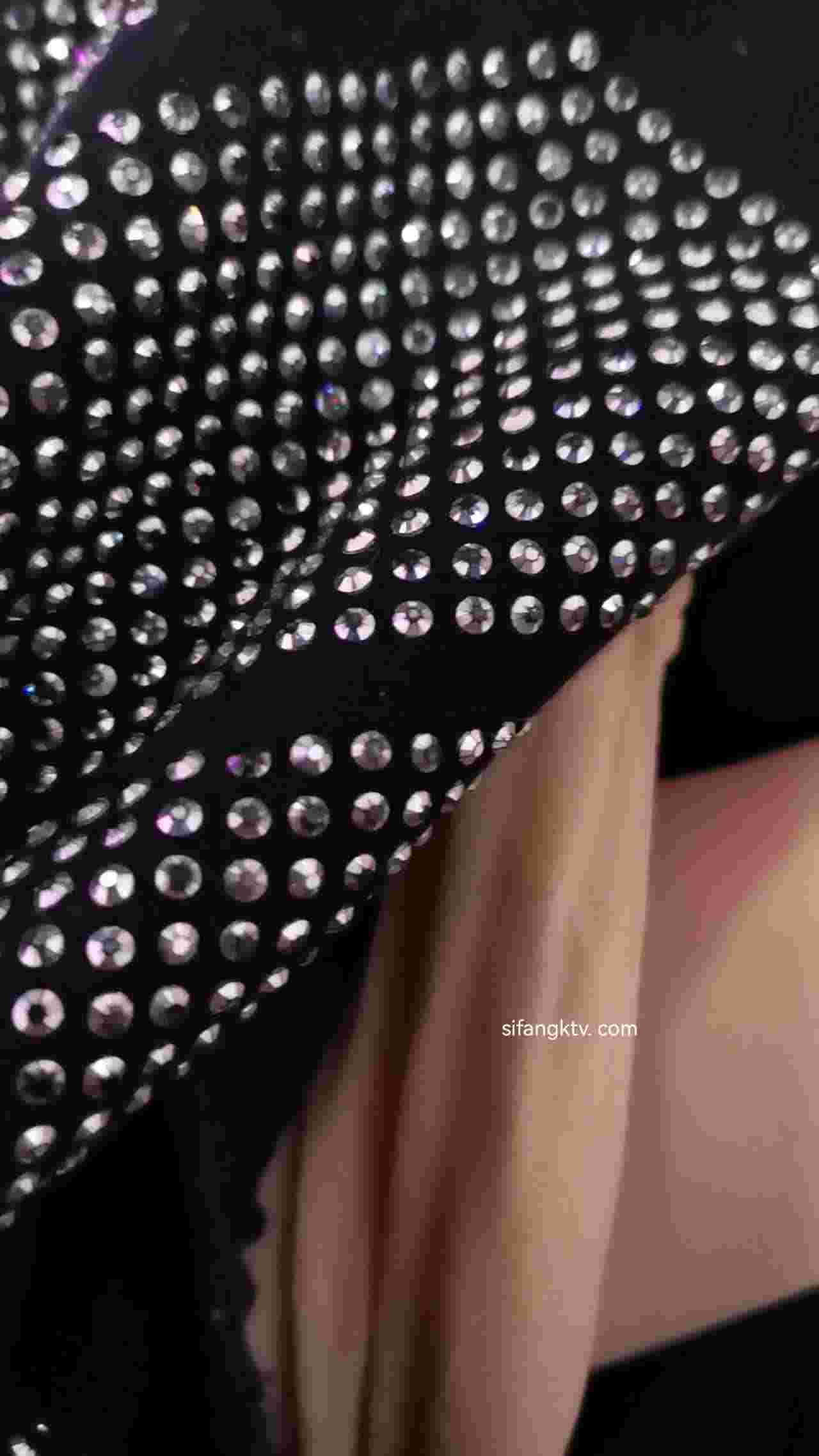  积分姿色的熟女经理被色魔客户趁机下药 的剧照2