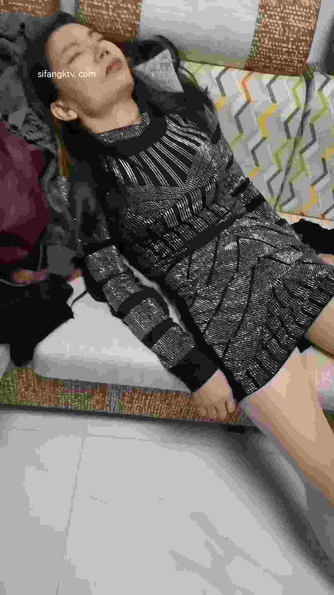  积分姿色的熟女经理被色魔客户趁机下药 的剧照8