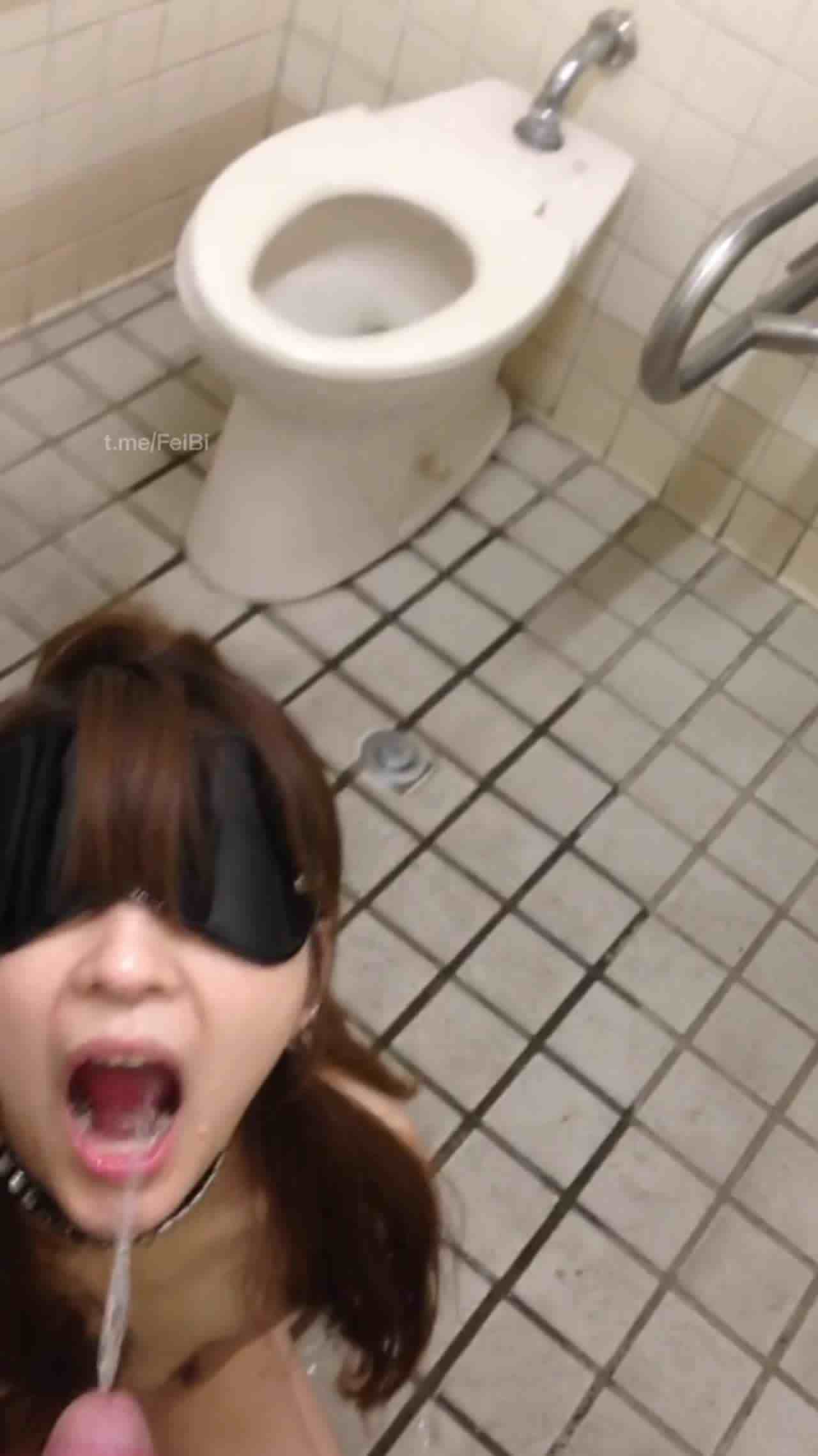  调教母狗牵绳张嘴喝尿 的剧照8