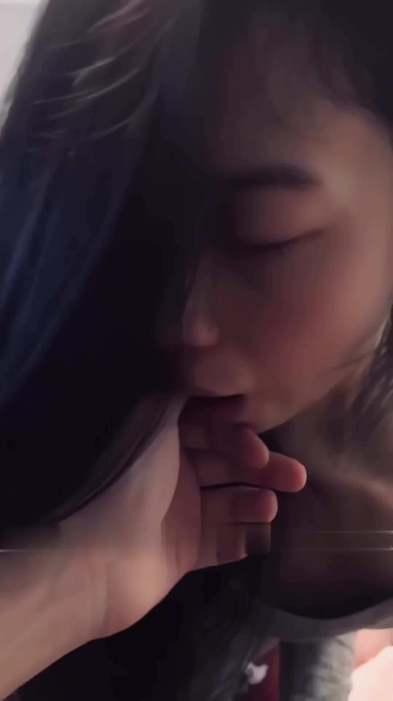  【天呐！这表情是爽过头了？】真是我见过最骚的母狗了，被操抱着整头大叫，刚停就说：继续，操我操我啊 的剧照8