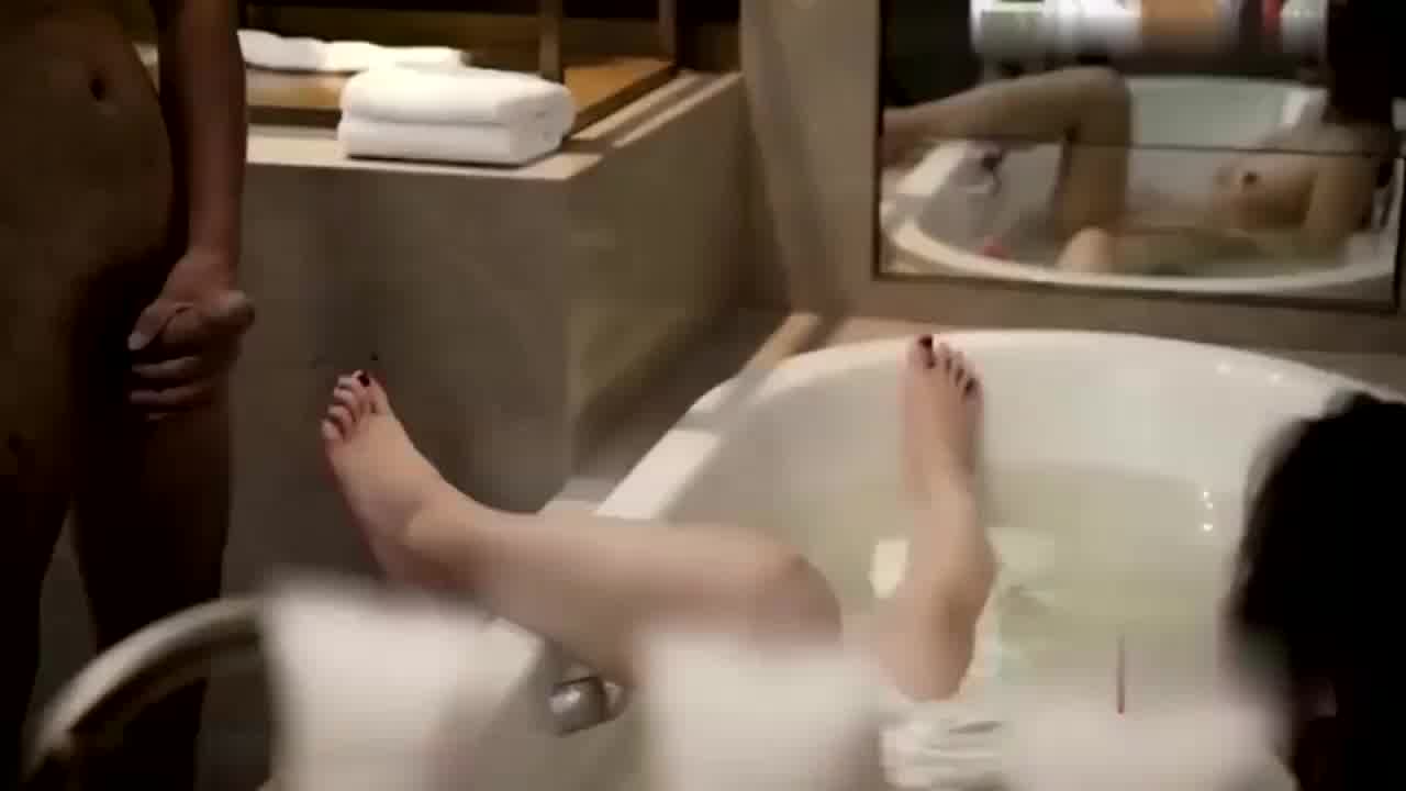  淫乱夫妻邀请大屌群友代替上阵 的剧照5