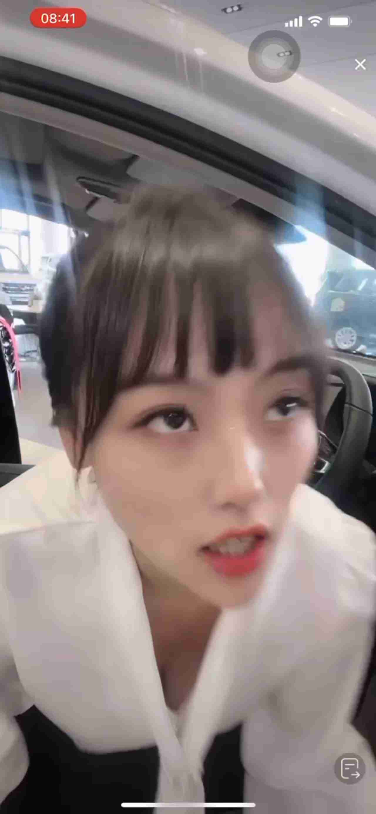  抖音快手走光系列-女销售走光 的剧照1