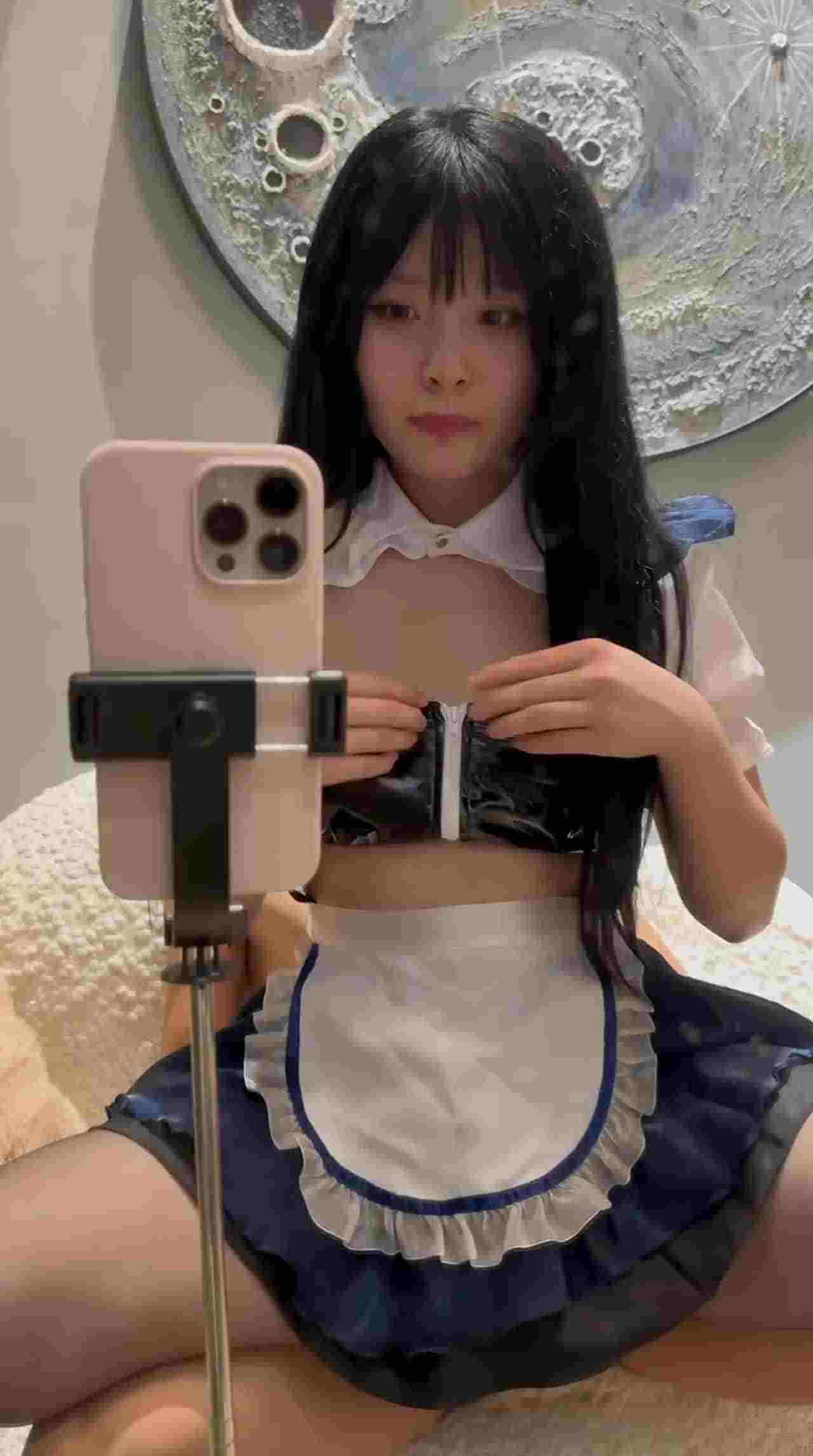  【精神小妹下海创业！】超清纯反差玩推创业卖视频，被操到腿抽筋，逼都疼的受不了，还咬着牙拍完视频 的剧照1